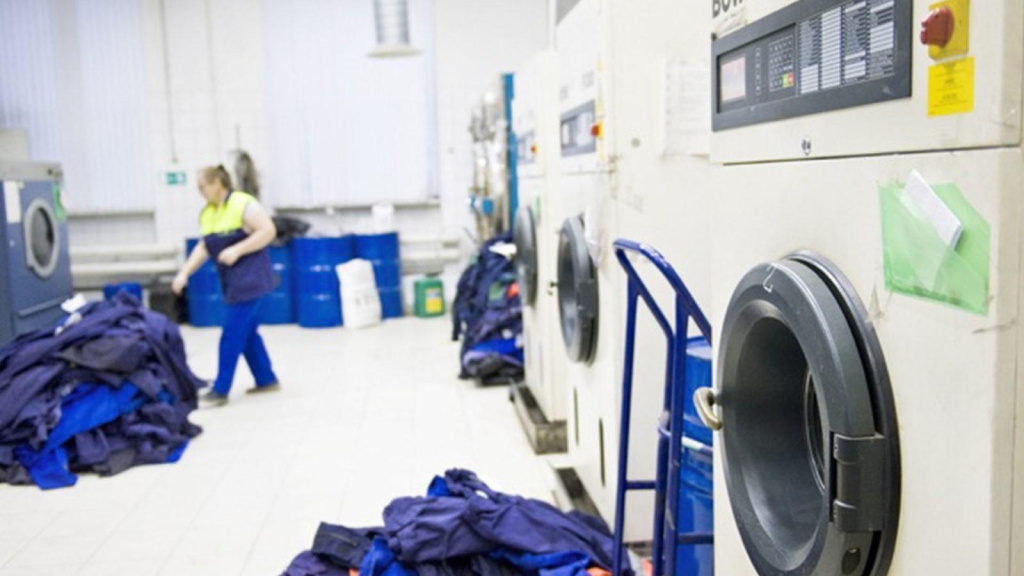 Уход за рабочей одеждой: ответственность работодателя и работника