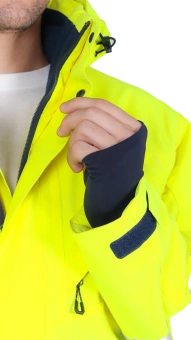 IMG_8231_обтравить,_и_потом_обрезать_чтобы_видно_было_только_как_он_держит_куртку_пример_у_уронжевой